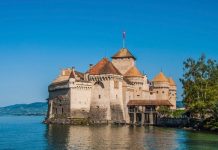 Tham quan lâu đài Chillon xinh đẹp trong hành trình du lịch Thụy Sĩ