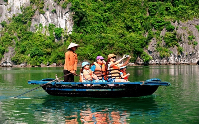 Làng chài Vung Viêng - điểm tham quan đặc sắc trong tour du lịch Hạ Long